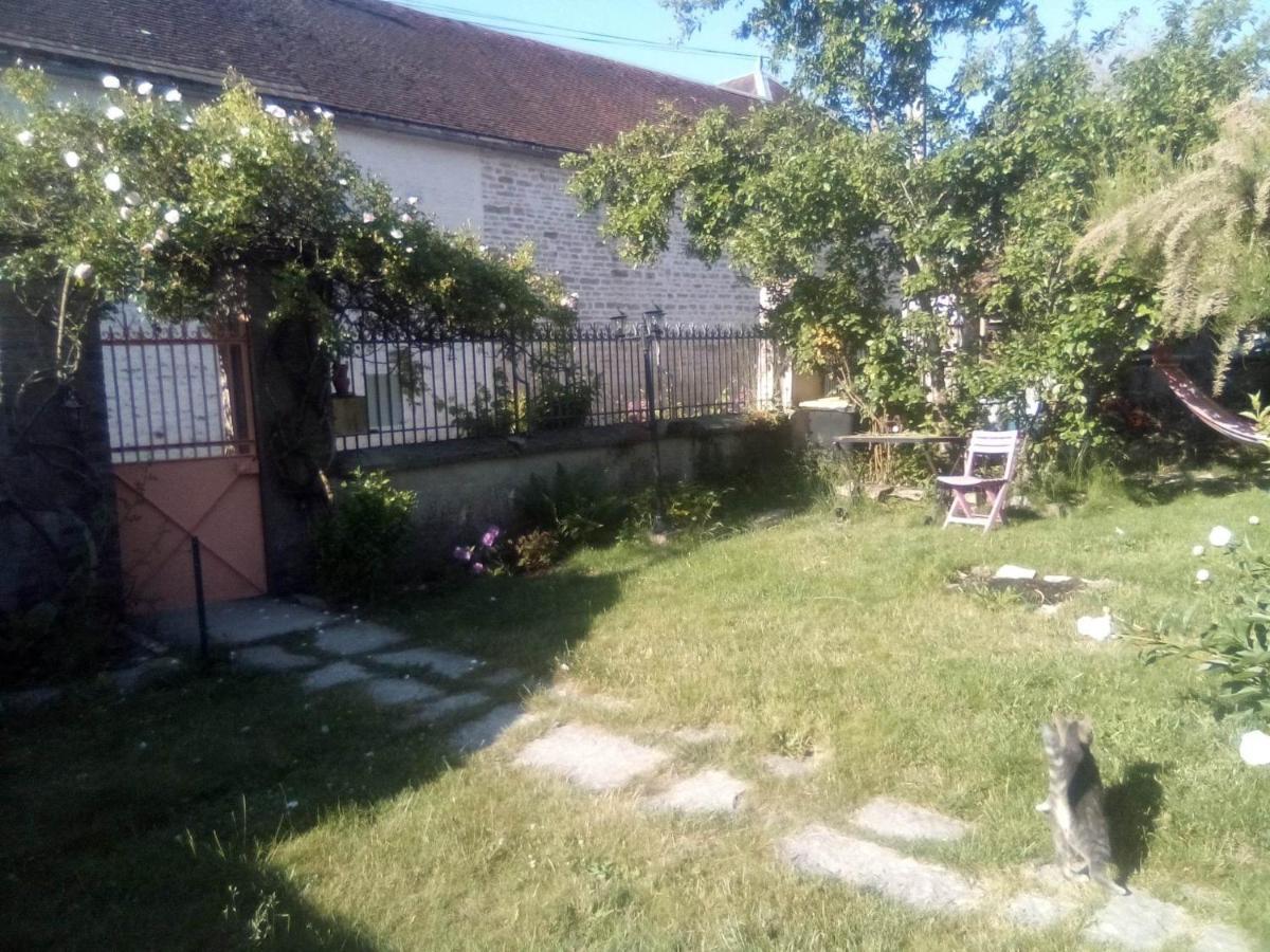 La Grille Fleurie, Chambres D'Hote Chez L'Habitant Arthonnay Eksteriør billede