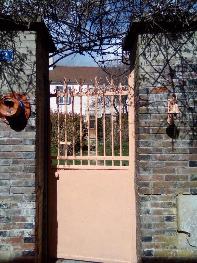 La Grille Fleurie, Chambres D'Hote Chez L'Habitant Arthonnay Eksteriør billede