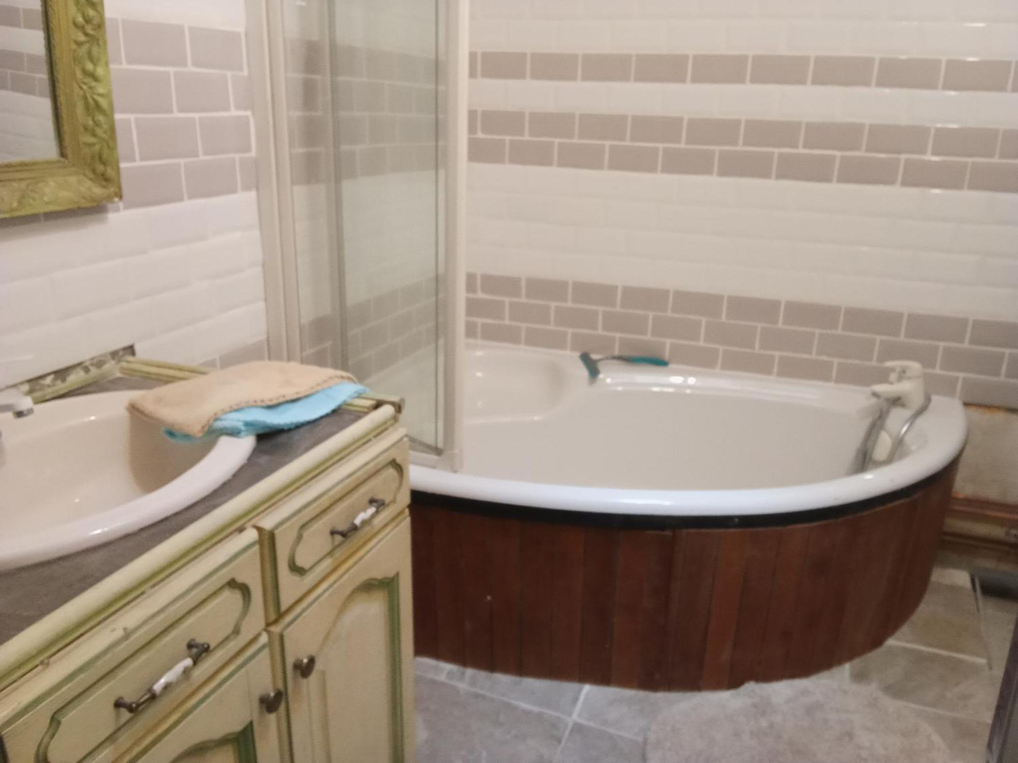 La Grille Fleurie, Chambres D'Hote Chez L'Habitant Arthonnay Eksteriør billede