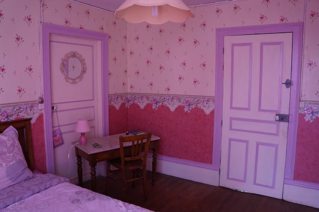 La Grille Fleurie, Chambres D'Hote Chez L'Habitant Arthonnay Eksteriør billede