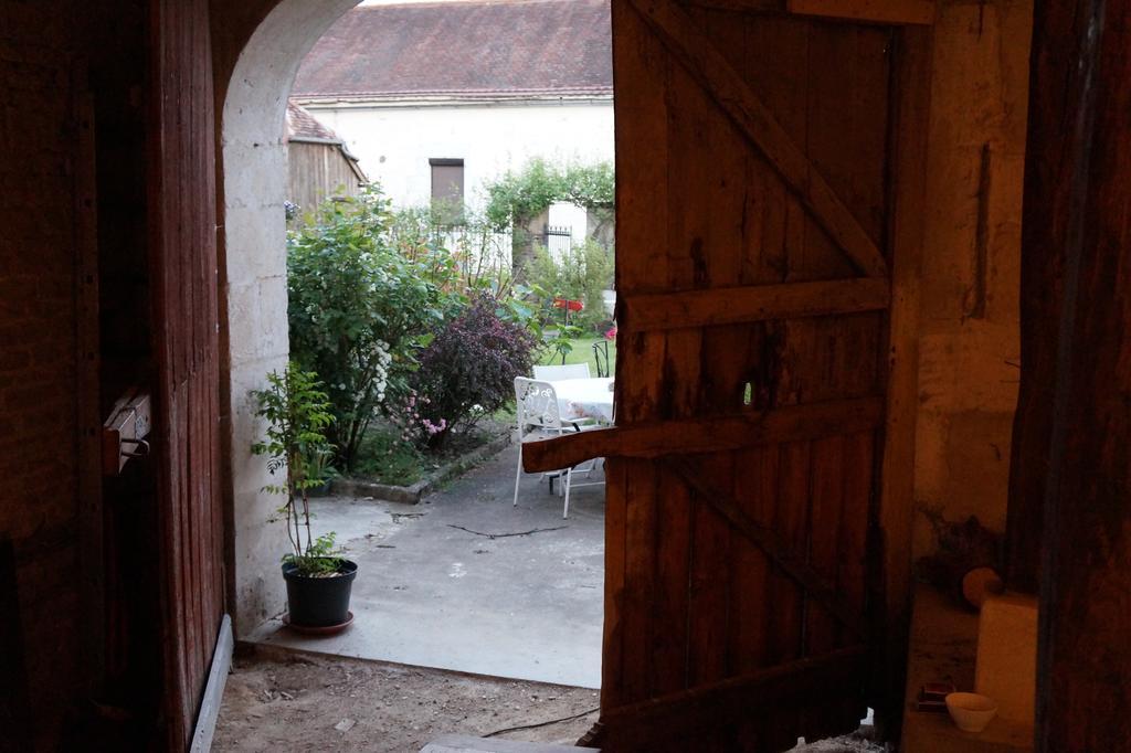 La Grille Fleurie, Chambres D'Hote Chez L'Habitant Arthonnay Eksteriør billede
